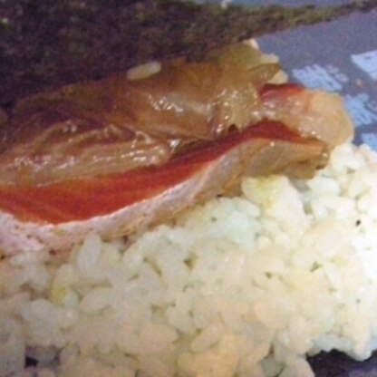 残った刺身のサーモンと鯛の漬けで～ヽ(^。^)ノ♪
ちょっぴりで手巻き寿司が楽しめて満足！
今日も美味しかったよ～♡